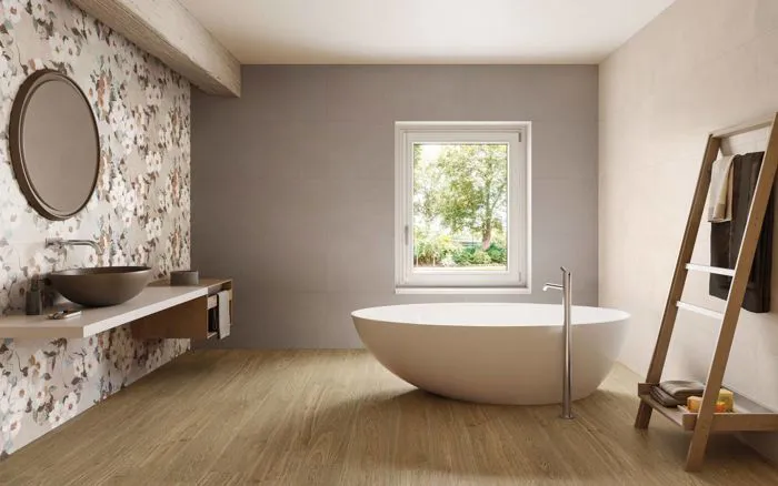 Bagno moderno con parete floreale, vasca da bagno e pavimenti in legno