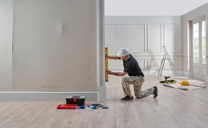 Operaio in cantiere mentre usa attrezzature edilizie professionali