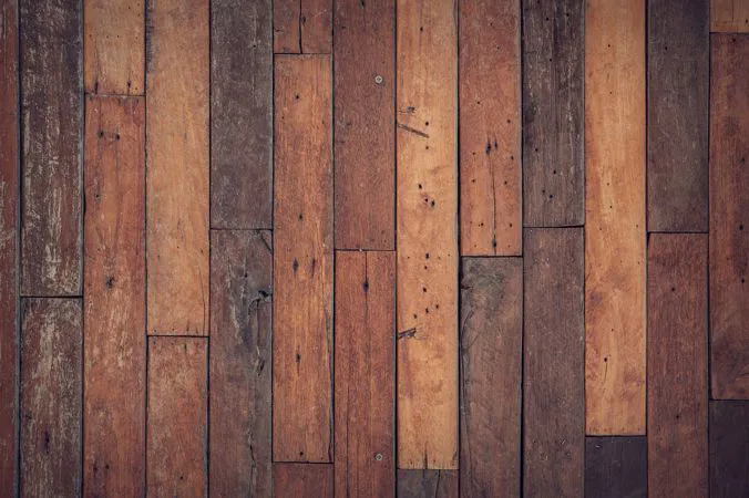 Pavimento in legno ripreso dall'alto con listelli chiari e scuri alternati