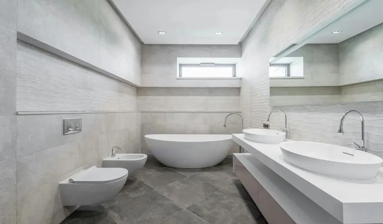 Sanitari a terra o sospesi? Guida per un bagno moderno