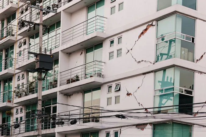 Condominio con crepe da terremoto sulla facciata esterna