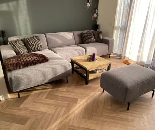 un salotto arredato in stile moderno con pavimento vinilico