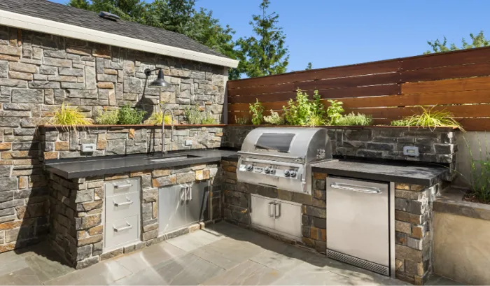 un barbecue e un forno da esterno